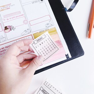 Op de afbeelding: Twee roze en witte kalenderstickers met de maanden oktober en december. De oktoberkalender toont de data van 1 tot en met 30, terwijl de decemberkalender de data van 1 tot en met 31 toont. Beide kalenders hebben een witte achtergrond met zwarte tekst.