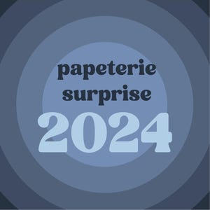 2024 - PAPETERIE SURPRISE Pomme F | Ensemble SURPRISE | Sac à surprise | Enveloppe surprise |  Papeterie surprise | Planificateur