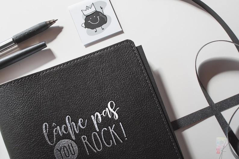 Peut inclure: Journal en cuir noir avec inscription en argent "Cache pas you rock!"