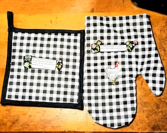 Gingham black checkered oven mitt and potholder set with bible verses