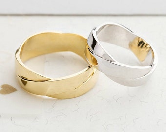 Couples wedding bands with twisted design. Unique wedding bands set. Gold wedding rings. His and hers wedding bands. Matching wedding bands.