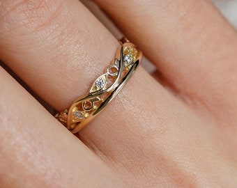 Women's floral wedding band with moissanites. Gold floral ring. Unique women's wedding ring. Vine and Leaves Band. Flower Pattern Band