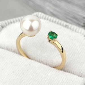 Gold pearl ring with emerald. Dainty Pearl Ring. Gold ring for women. Pearl Jewelry. Minimalist Stacking Ring. Christmas gift. Gift for wife