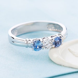 Anillo de compromiso con zafiros azules y diamantes. Anillo de compromiso con zafiros y diamantes. Anillo de oro para pedida de mano. Anillo con zafiro azul. Anillo con zafiro redondo.