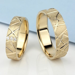 Matching wedding rings with unique design. Gold wedding bands set. Couple wedding bands. Unique wedding bands. His and hers wedding rings.