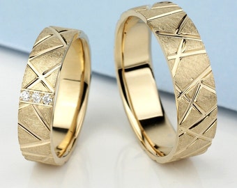 Fedi nuziali abbinate dal design unico. Set di fedi nuziali in oro. Fedi nuziali di coppia. Fedi nuziali uniche. Fedi nuziali per lui e per lei.