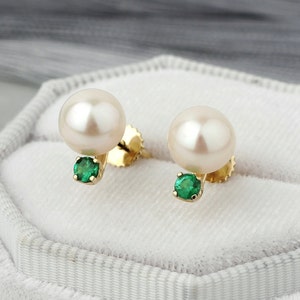 Orecchini di perle in oro 14k con smeraldi. Orecchini di perle in oro massiccio. Orecchini di smeraldi in oro. Regalo di Natale. Regalo per lei. Regalo di anniversario