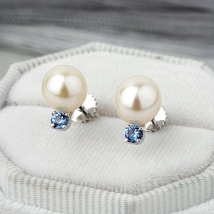 Orecchini di perle in oro 14k con zaffiri. Orecchini a bottone in oro massiccio con perle. Orecchini in oro con zaffiri. Regalo di Natale. Regalo per lei.