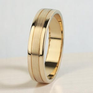 Herrenring gold.  Massiver Gold Herren Trauring. 14k Goldring für Männer. Ehering aus Gold mit matter Oberfläche. Herren Trauring 5 mm