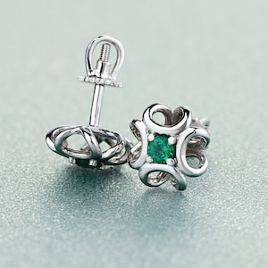 Natural Emerald stud earrings made of solid 14k gold. Flower gold errings. Emerald studs.Floral gemstone earrings. Dainty flower earrings