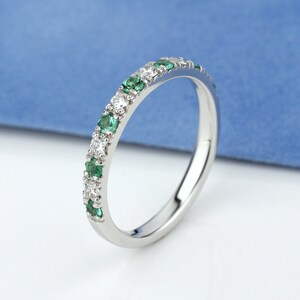 Bague demi-éternité en or avec émeraude et moissanite. Bande en or émeraude. Bague superposée en or avec émeraudes. Cadeau pour les femmes. Cadeau d'anniversaire