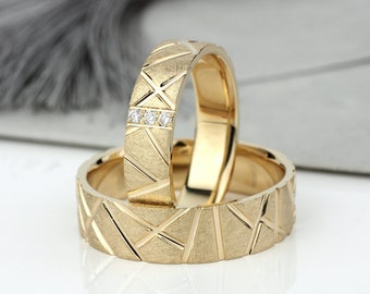 Set di fedi nuziali per lui e per lei. Fedi nuziali abbinate dal design unico. Set di fedi nuziali in oro. Fedi nuziali di coppia. Fasce d'oro uniche