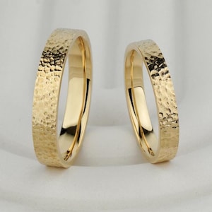 Gehämmert Ring Set. 14k gebürstet gehämmerte Eheringe. Dazu passende Trauringe Set. Seine und Ihre Eheringe. Gehämmert Goldring