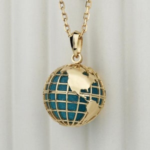 Einmaliger gold Anhänger mit Weltkarte. Globe Anhänger, Reisegeschenk. Weltkarte Halskette. Solid Gold Erde Halskette. Weihnachtsgeschenk für Reisende