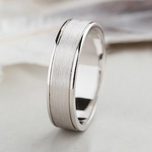 Heren trouwring gemaakt van massief 14k goud. Witgouden trouwring. Heren trouwring.