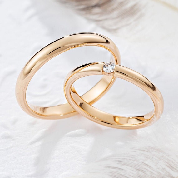 Simple Gold Wedding Rings With Diamond in Her Ring. Classic