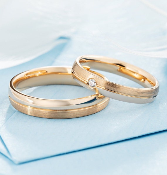 Alianzas de boda clasicas de oro con diamante en su anillo. Pareja de alianzas de boda. Conjunto de anillos de boda para el y para ella. Alianzas de boda a juego