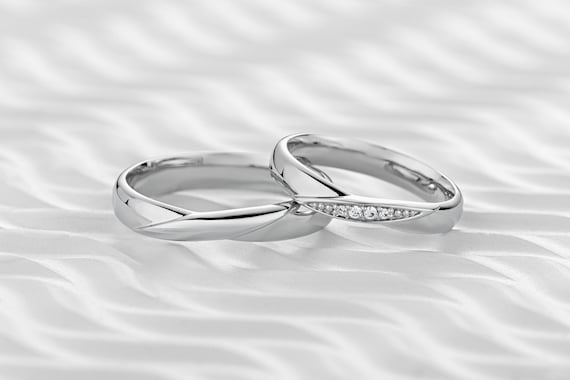 Los anillos de bodas de oro blanco con diamantes son su anillo. Conjunto de anillos de boda. Alianzas de boda para el y para ella. Conjunto de alianzas de boda elegantes