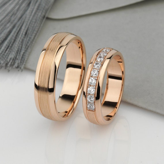 Le fedi nuziali impostano lui e lei. Coppie fedi nuziali. Fede nuziale di diamanti. Fedi nuziali abbinate uniche. Set di fedi nuziali in oro rosa Etsy Italia