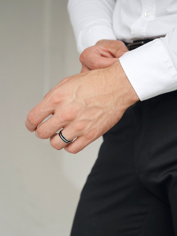 Alianza para hombre en oro blanco con esmalte negro. Alianza de boda unica. Banda para hombre en blanco y negro. Anillo de boda para hombre. Alianza de boda masculina. Etsy Espana