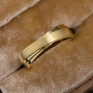 Unique Men's Wedding Band. Gold Wedding Band for Men. Mens Wedding Ring ...