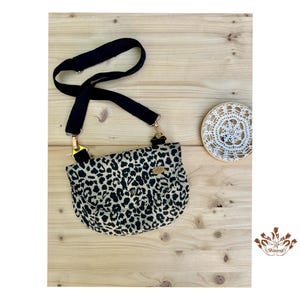 kleine Tasche / Handtasche/ Umhängetasche mit Tragegurt in Leo Optik in schwarz/beige