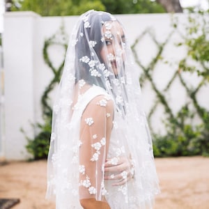Hand Embroidered Flower Wedding Veil - 24&quot; Tulle Bridal Veil