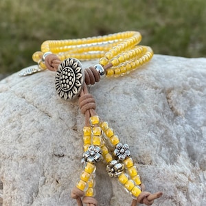 Sunny Sunflower Pärlfärgat Läderarmband, Gult 4-trådigt Boho Wrap, Lädersmycken för Dam