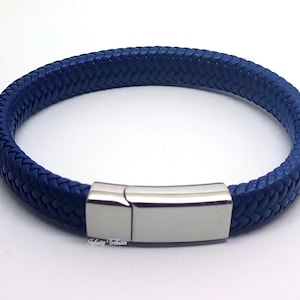 Peut inclure: Un bracelet en cuir tressé bleu avec un fermoir magnétique argenté.
