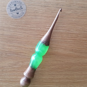 Ergonomic Crochet Hook Walnut & Pistachio