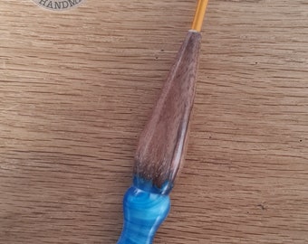 Ergonomic Crochet hook Walnut and Ice Blue With Clover Insert