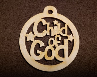 Könnte beinhalten: Ein runder Holzschmuck mit den Worten "Child of God", die in der Mitte ausgeschnitten sind. Der Schmuck ist hellbraun und hat oben ein kleines Loch zum Aufhängen.