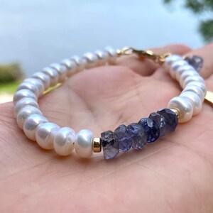 ファセットブルーアイオライト＆淡水ボタンパールブレスレット、14Kゴールドフィルドディテール、宝石ブレスレット、彼女へのギフト、7インチ