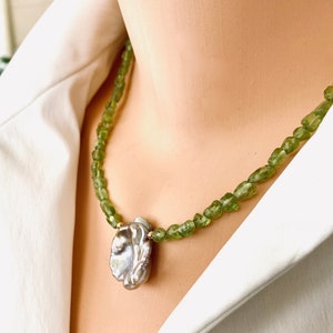Collar de peridoto y perla barroca, piedra de nacimiento de agosto, peridoto verde olivino, chapado en oro, 43 cm