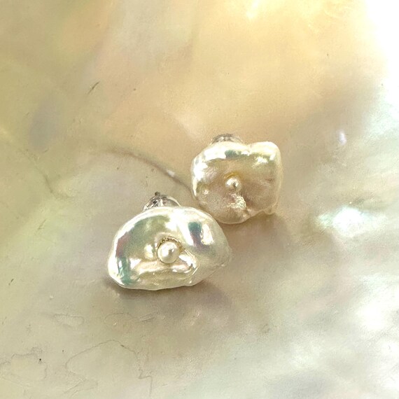 Orecchini A Bottone Con Fiore Di Perle Bianche Keshi: Argento - Foto 6