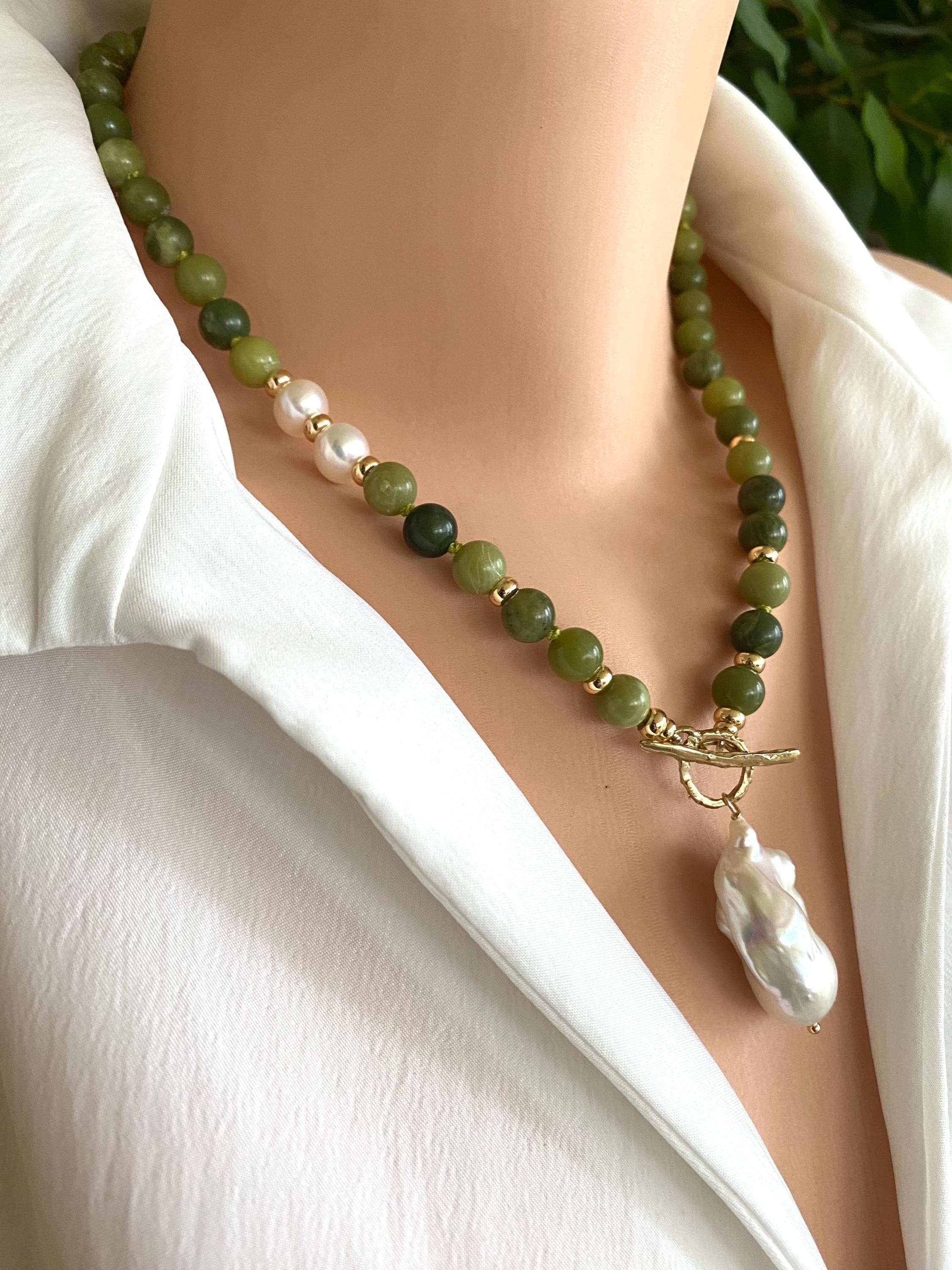 ネックレス・ペンダント Handmade green pearl necklace Olive Green Jade and Baroque Pearl Necklace: Gold Bronze Artisan