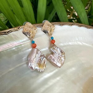 Brincos de pérolas barrocas douradas, brincos pendentes de coral turquesa, joias modernas, brincos grossos, presentes para ela