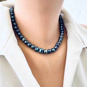 Elegancia atemporal: Collar de perlas negras de agua dulce, cierre magnético chapado en oro, un regalo elegante para ella, perlas de pavo real, 40-43 cm.