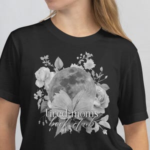 Koszulka z grafiką Floral Moon Tee Moms Tired Moms Book Club Inspirująca koszulka Dzień Matki Miłośniczka natury Koszulka Casual Wear