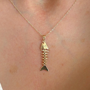 Collar con dije de pez de oro de 14 quilates/Collar con dije móvil de espina de pez colgante de oro amarillo de 14 quilates/Joyería con temática oceánica/Dije de pez de oro amarillo