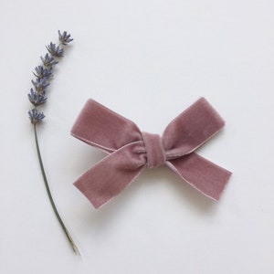 Laço de veludo rosa: presilha ou faixa de cabelo para bebê menina