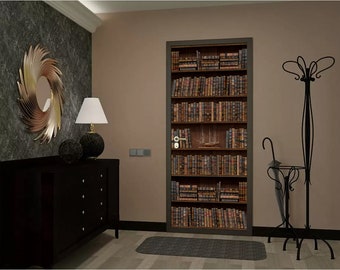 Peut inclure: Une porte décorative imitant une bibliothèque remplie de livres. La porte a un cadre sombre et un petit modèle de navire. La pièce comprend également une commode noire, un miroir doré et une lampe avec un abat-jour blanc.