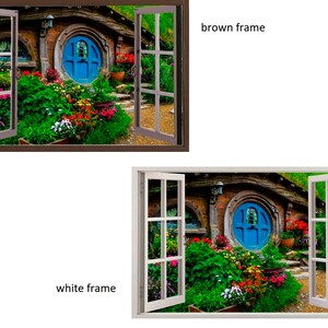 Pode incluir: Uma vista de uma casa hobbit com uma porta azul atrav&eacute;s de uma janela com uma moldura marrom. A casa &eacute; cercada por grama verde e flores.