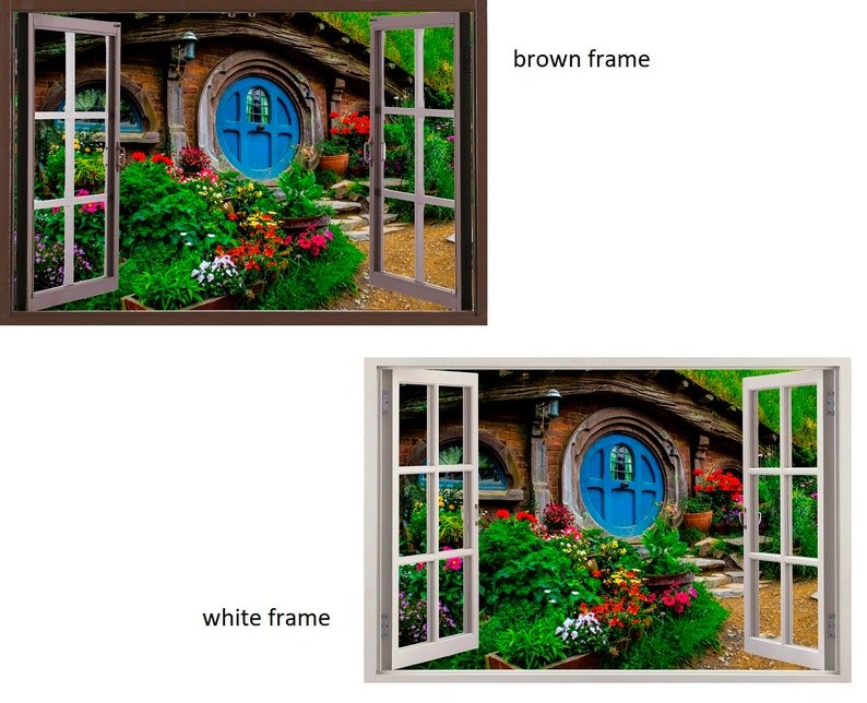 Pode incluir: Uma vista de uma casa hobbit com uma porta azul atrav&eacute;s de uma janela com uma moldura marrom. A casa &eacute; cercada por grama verde e flores.
