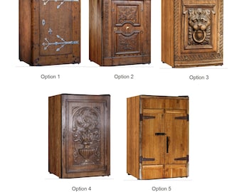 Puede incluir: Cinco mini refrigeradores con envolturas completas de patrones de grano de madera. La opción 1 tiene bisagras de metal, la opción 2 paneles de madera tallada, la opción 3 un aldabón de cabeza de león, la opción 4 una urna tallada y la opción 5 puertas dobles.