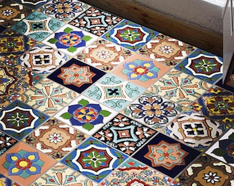 Puede incluir: Un diseño de baldosas de suelo con un patrón colorido con una variedad de formas geométricas y motivos florales en tonos de azul, rojo, amarillo, verde y blanco.