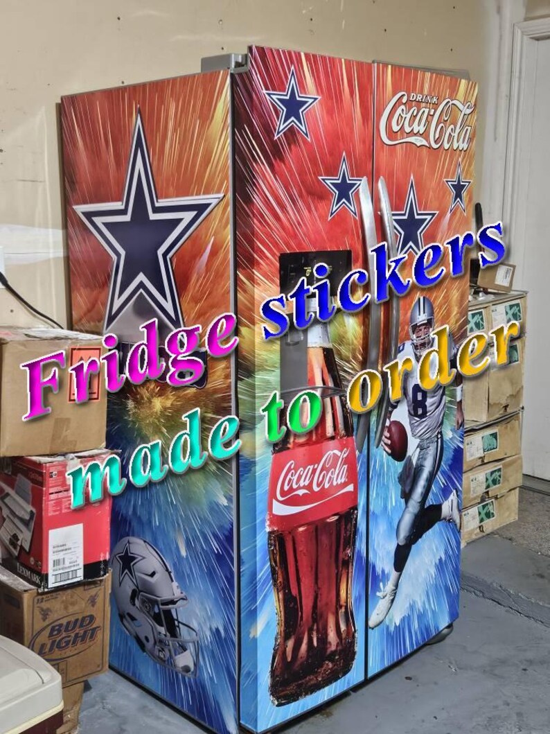 Puede incluir: Un refrigerador de dos puertas cubierto con un vinilo personalizado que muestra el logo de la estrella de los Dallas Cowboys, un jugador de f&uacute;tbol americano con uniforme plateado y azul, una botella de Coca-Cola y un casco sobre un fondo de estrellas.