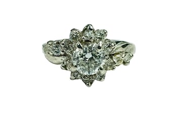Anillo de cóctel con halo de diamantes de talla antigua de 2/3 ct en oro blanco de 14 k estilo vintage