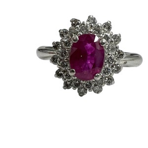 Anillo de cóctel con doble halo de diamantes y rubíes ovalados naturales de 1,57 ct en platino
