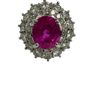 Anillo de cóctel con halo de platino, certificado por GIA, con rubí birmano de 3,11 ct y diamantes de 3,55 ct.